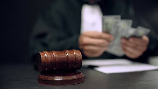 Ατίθαση Δικαστής Καταμέτρηση Δολάρια Και Εντυπωσιακό Σφυρί Ελαττωματικό Δικαστικό Σύστημα — Αρχείο Βίντεο