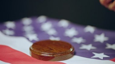 Hakim, Amerikan bayrağına, adalet sistemine ve hukuka el kaldırdı