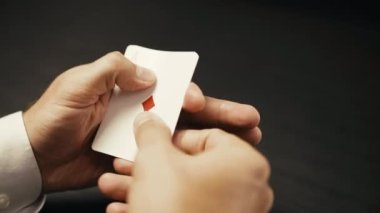 Poker oyuncusu asları, kazanan kart kombinasyonları, şansı olan dört kişiye bakıyor.