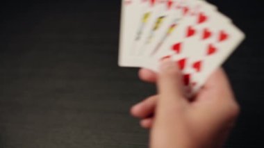 Elinde floş kart kombinasyonu olan erkek poker oyuncusu, başarılı oyun