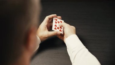 Şanslı adam poker oynarken floş kart kombinasyonu gösteriyor.