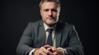 Sorgu odasında kelepçeli bir suçlu portresi, dolandırıcılık.
