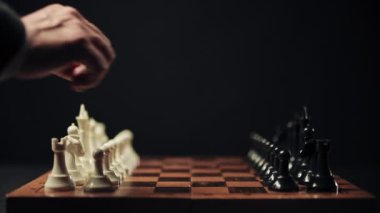 Beyaz satranç taşını hareket ettiren adam, başlangıç oyunu, iş kurma konsepti, rekabet