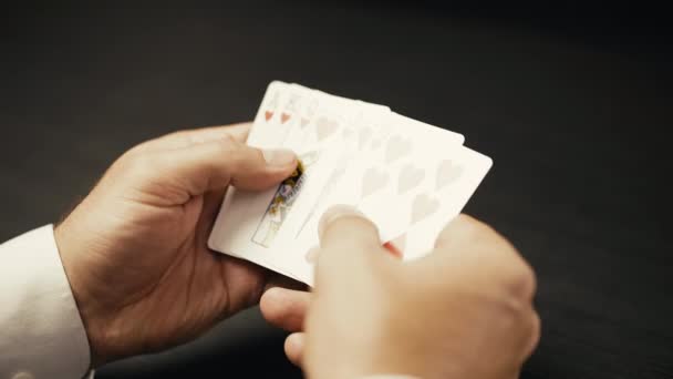 Başarılı Poker Oyuncusu Floş Kart Kombinasyonunu Elinde Tutuyor Kumarhanenin Galibi — Stok video