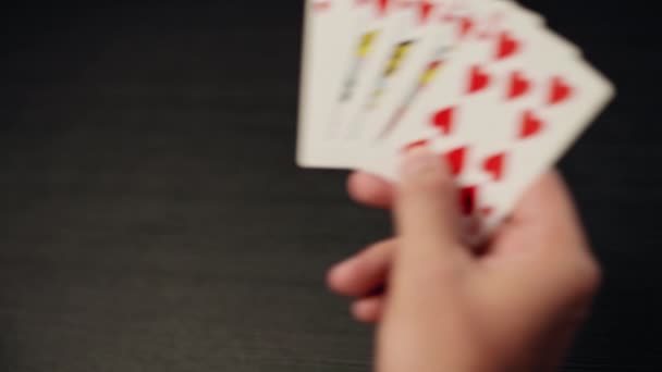 Joueur Poker Masculin Tenant Combinaison Royale Cartes Chasse Eau Dans — Video