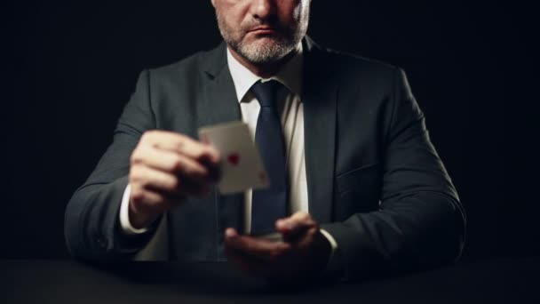 カメラ ギャンブル 運に心のエースを示す訴訟でひげそりのビジネスマン — ストック動画