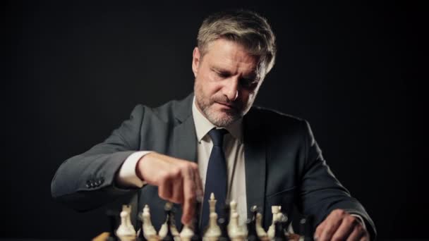 Konzentrierter Mann Macht Ersten Zug Mit Weißer Schachfigur Und Lädt — Stockvideo