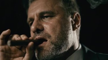 Rahat orta yaşlı bir adam puro içiyor, kötü alışkanlıklar, sigara zararları, bağımlılık