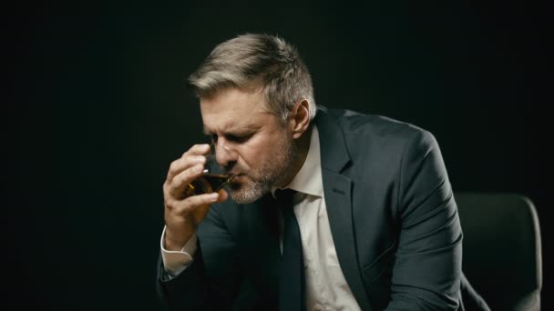 Ideges Szakállas Férfi Elegáns Öltönyben Erős Whiskyt Iszik Egyedül — Stock videók