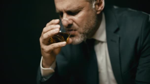 Empresario Bebiendo Whisky Sintiéndose Solo Problemas Vida Los Negocios — Vídeo de stock