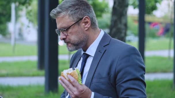 Drukke Man Pak Eten Hamburger Typen Laptop Tijdens Lunchpauze Buiten — Stockvideo