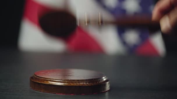 ハンマーを打つ裁判官 法廷で注目を呼び出す 米国の司法制度 — ストック動画