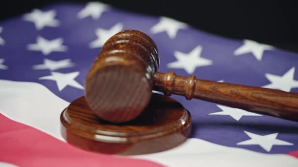 Holzgabel Liegt Auf Nationalflagge Der Usa Richter Unparteilichkeit Justiz — Stockvideo