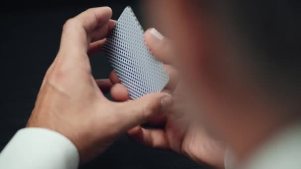 Мужчина Белой Рубашке Открывает Свои Карты Играет Покер Выигрывает Четыре — стоковое видео