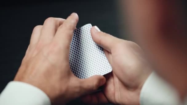 Άνδρας Παίκτης Που Ανοίγει Χαρτιά Του Υψηλότερο Χέρι Πόκερ Φλος — Αρχείο Βίντεο