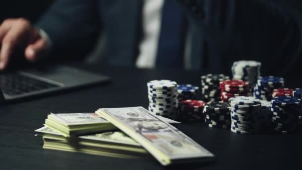 Muž Hraje Poker Line Notebooku Mnoho Žetonů Dolarů Stole Štěstí — Stock video