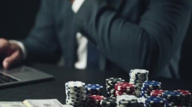 İş elbisesi içindeki sinirli adam tüm parasını internette poker oynayarak kaybediyor, başarısız oluyor.