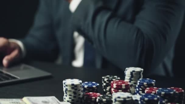Нервный Человек Деловом Костюме Проигрывает Свои Деньги Играя Покер Онлайн — стоковое видео