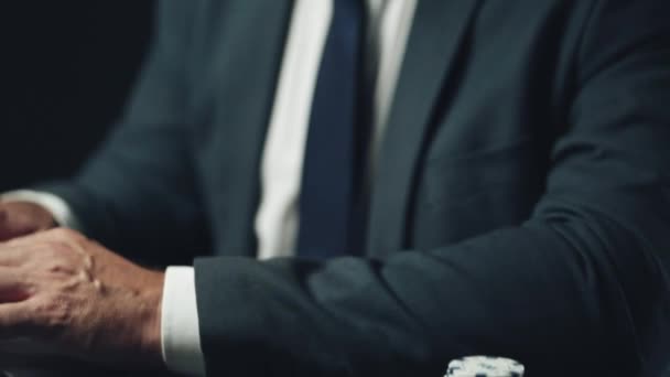 Hombre Negocios Concentrado Jugando Póquer Línea Ordenador Portátil Haciendo Apuestas — Vídeos de Stock