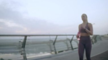 Koşu sırasında su içen kadın, su dengesini sağlamak, sağlıklı yaşam tarzı