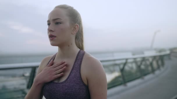 Junge Sportliche Frau Atmet Nach Schnellem Laufen Auf Morgengymnastik — Stockvideo