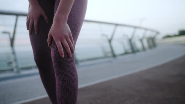 女性はジョギング後に痛み膝をこすり 足をマッサージし けいれんや痙攣を感じます — ストック動画