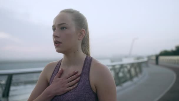 Joggerin Hustet Massiert Brust Fühlt Sich Beim Laufen Unwohl — Stockvideo