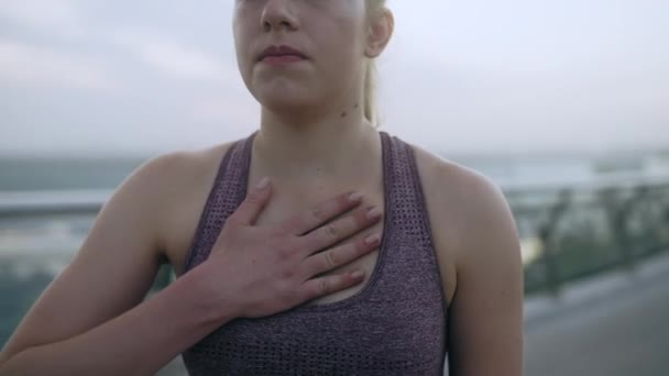 Mujer Deportiva Agotada Frotando Pecho Respirando Pesadamente Falta Aliento — Vídeo de stock