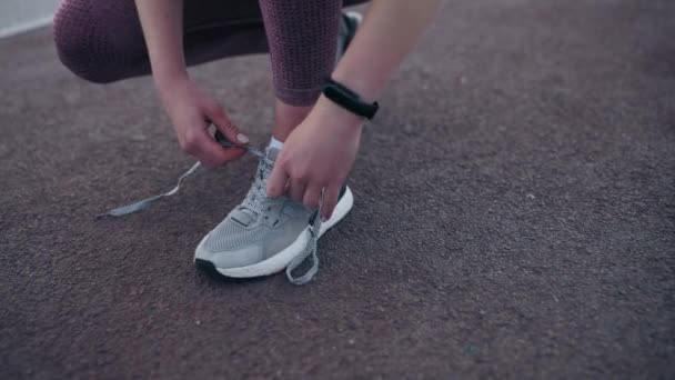 Femme Sportive Agenouillée Pour Nouer Des Lacets Sur Ses Baskets — Video