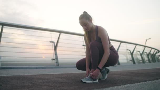 Mujer Atlética Joven Ropa Deportiva Atando Cordones Huyendo Entrenando — Vídeo de stock