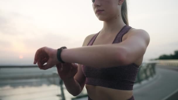Mujer Atlética Que Comprueba Cumplimiento Los Objetivos Rastreador Fitness Entrenamiento — Vídeos de Stock