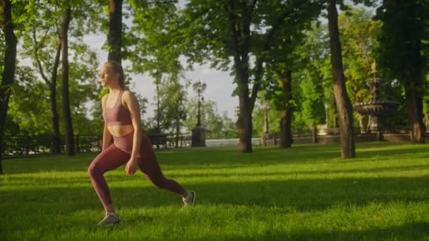 Mujer Joven Top Deportivo Polainas Estirando Cuerpo Practicando Yoga Parque — Vídeo de stock