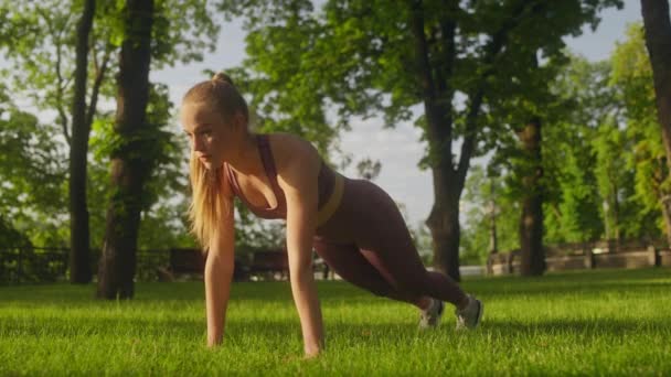 Vacker Atletisk Kvinna Gör Planka Motion För Smal Mage Fitness — Stockvideo