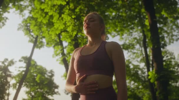 Junge Frau Macht Atemübungen Hält Hand Auf Oberkörper Meditation Freien — Stockvideo