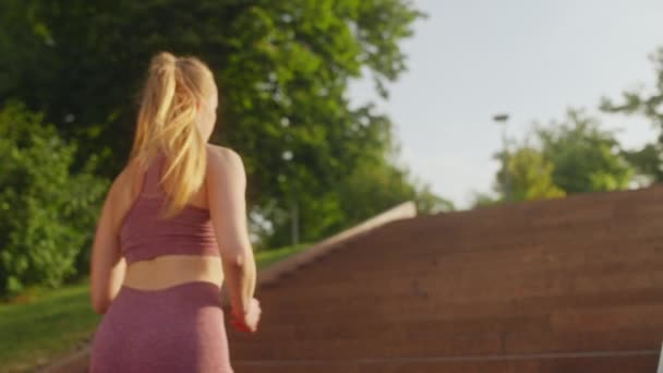 Kvinnlig Idrottsman Sportkläder Som Springer Trappor Träning Utomhus Uthållighet — Stockvideo