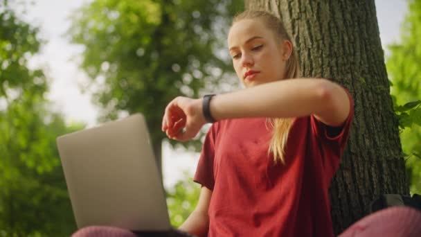 Mujer Nerviosa Joven Escribiendo Ordenador Portátil Comprobar Tiempo Reloj Pulsera — Vídeo de stock