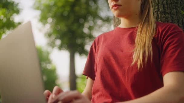 Dizüstü Bilgisayarda Yazan Kız Öğrenci Saati Kontrol Ediyor Son Başvuru — Stok video