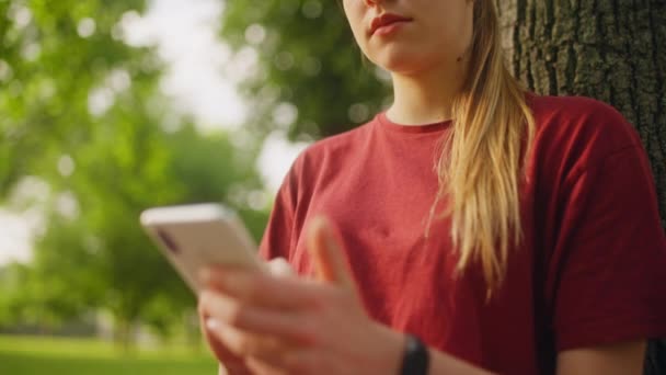 Jonge Vrouw Controleren Van Sociale Netwerken Met Behulp Van Apps — Stockvideo