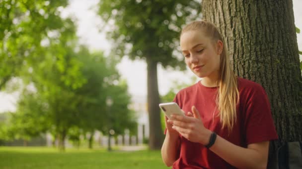Νεαρή Γυναίκα Που Διακινούνται Κοινωνικά Δίκτυα Στο Smartphone Απολαμβάνοντας Περιεχόμενο — Αρχείο Βίντεο