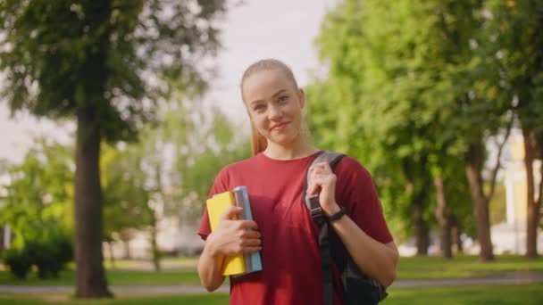 Veselá Studentka Usmívá Drží Knihy Ráda Studuje Univerzitě — Stock video