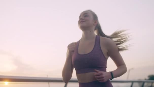 Mujer Sonriente Despreocupada Ropa Deportiva Corriendo Por Puente Disfrutando Libertad — Vídeos de Stock