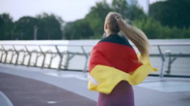 Genç atletik kadın omuzlarında Almanya bayrağı, vatansever