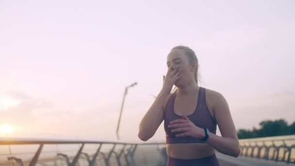 Joven Mujer Rubia Bostezando Mientras Trota Largo Del Puente Entrenamiento — Vídeos de Stock