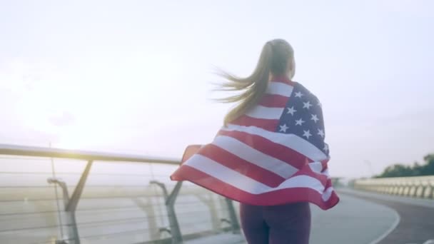 Femme Blonde Patriotique Courant Avec Drapeau Américain Sur Les Épaules — Video