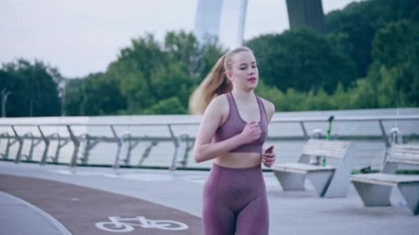 Vrouwelijke Jogger Stopt Met Rennen Ademt Zwaar Voelt Pijn Borst — Stockvideo