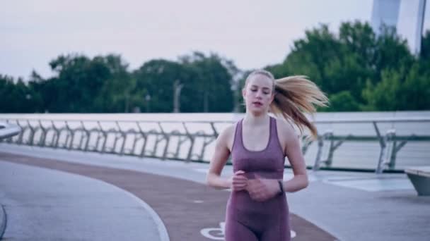 Atletische Vrouw Klaar Met Hardlopen Workout Het Controleren Van Indicatoren — Stockvideo