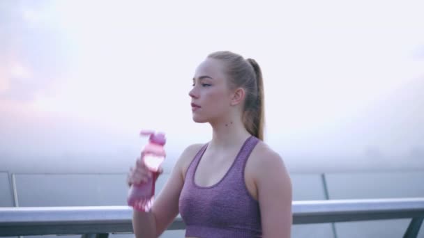 Attraktiv Sport Kvinna Dricksvatten Efter Löpning Morgon Träning Staden — Stockvideo