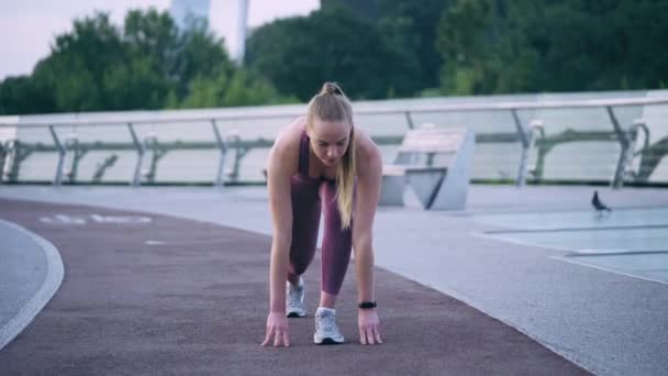 Listo Quieto Vamos Mujer Joven Comienza Correr Entrenando Antes Correr — Vídeos de Stock