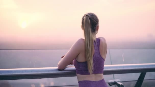 Mujer Traje Deportivo Respirando Aire Fresco Mirando Ciudad Niebla Mañana — Vídeos de Stock