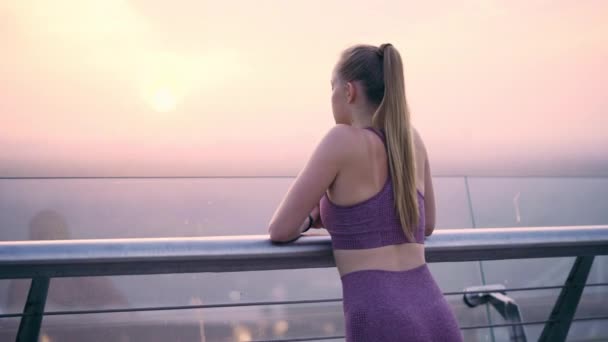 Atletische Vrouw Rusten Training Bewonderend Uitzicht Ochtend Stad Bij Zonsopgang — Stockvideo